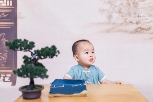 石嘴山怀孕肚子中间凹两边凸